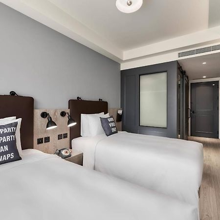 Hotel Moxy Taichung Extérieur photo